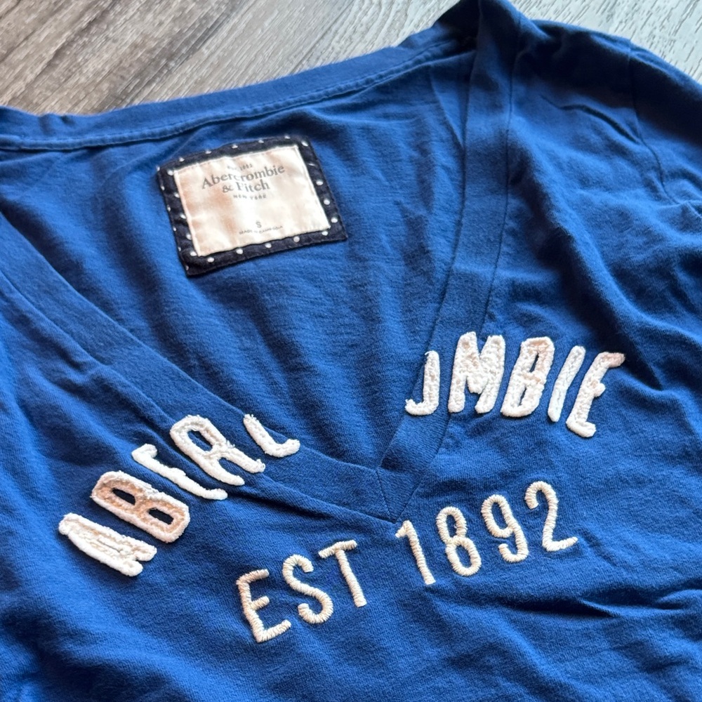 ✨ Abercrombie & Fitch Vintage low-V neck Blue Long Sleeve Tee ✨ A&F Y2K Preppy